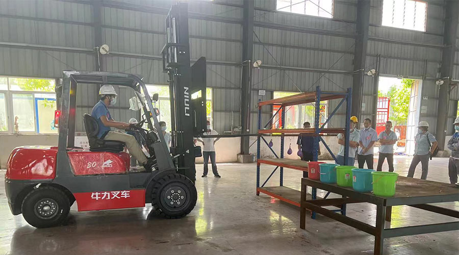 比技能 展風(fēng)采！金環(huán)電器參與鶴城鎮(zhèn)第二屆企業(yè)職工叉車技能競(jìng)賽